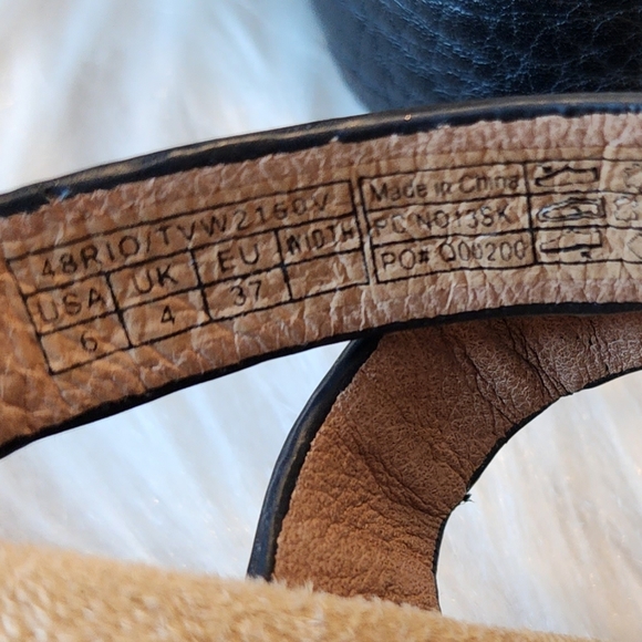 Vionic Black Leather Sandals, Size 6 - Picture 14 of 14